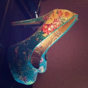 Sequin multicolored platforms with floral print